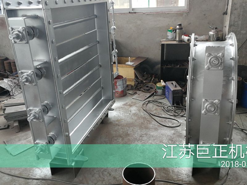 方形擋板門（寬7m），制作后期噴漆進行中